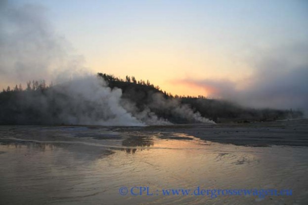 Midway_Geyser_Basin_02